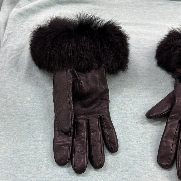 Luxurious Black Fur-Trimmed Leather Gloves - Picture 4 of 8